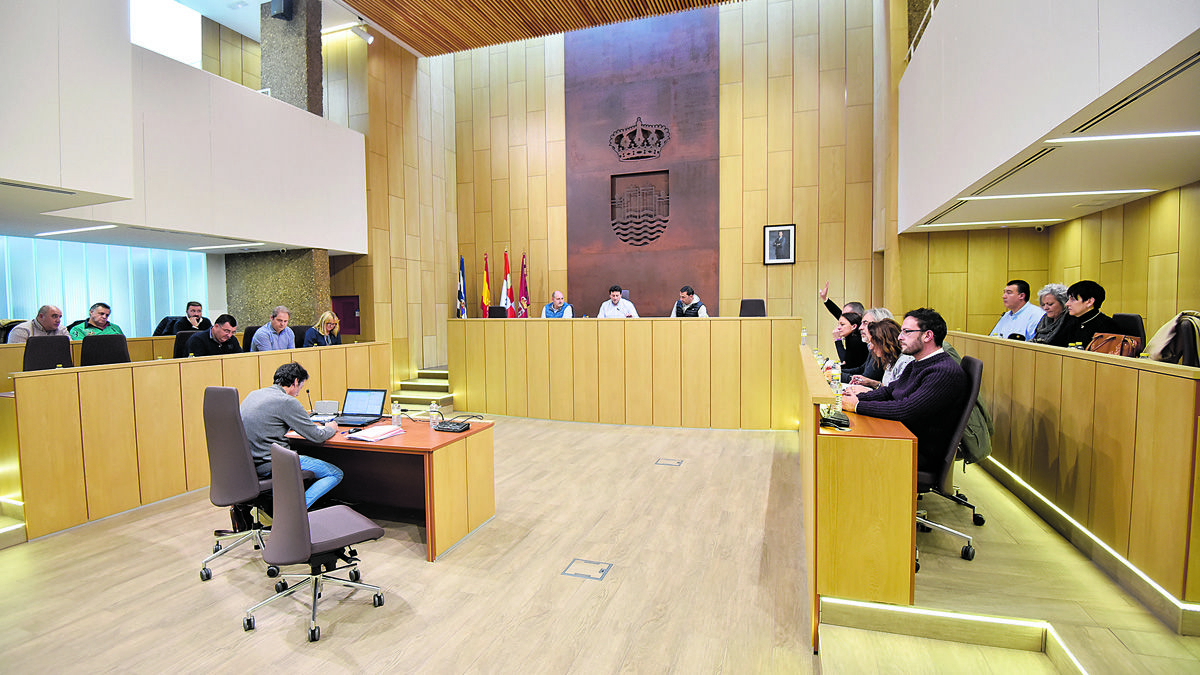 Un instante de la sesión plenaria celebrada este martes en el Ayuntamiento de Villaquilambre. | SAÚL ARÉN