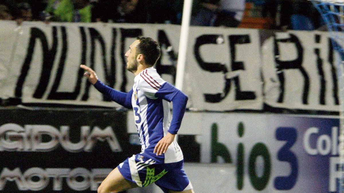 Aguza celebra el gol que dio el triunfo a la Deportiva en 2016. | CÉSAR SÁNCHEZ Aguza celebra el gol que dio el triunfo a la Deportiva en 2016. | CÉSAR SÁNCHEZ