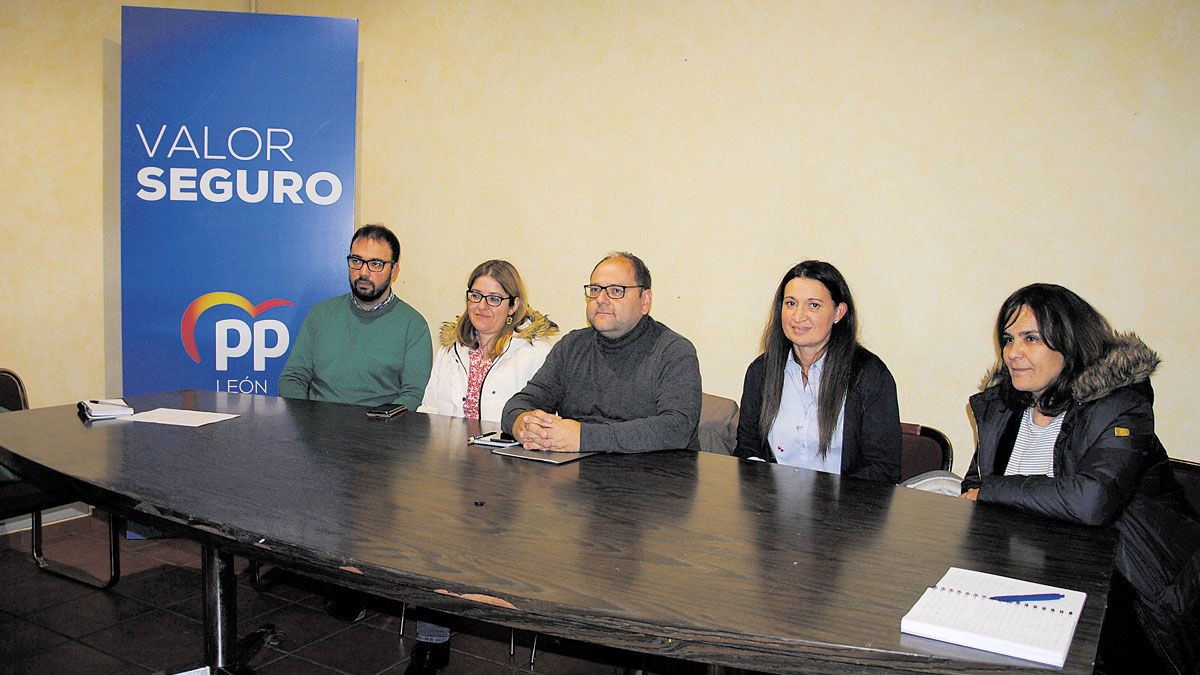 La comparecencia se celebró en la sede del Partido Popular bañezano. | ABAJO