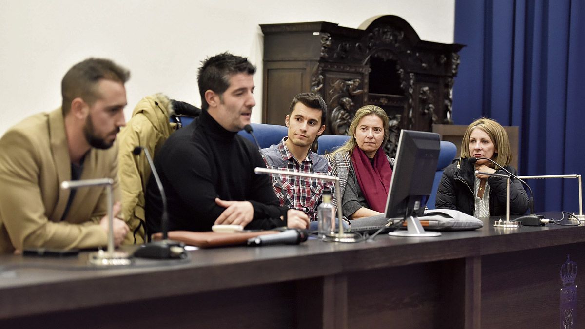 Un instante de las charlas celebradas ayer por la tarde en la Facultad de Educación. | SAÚL ARÉN