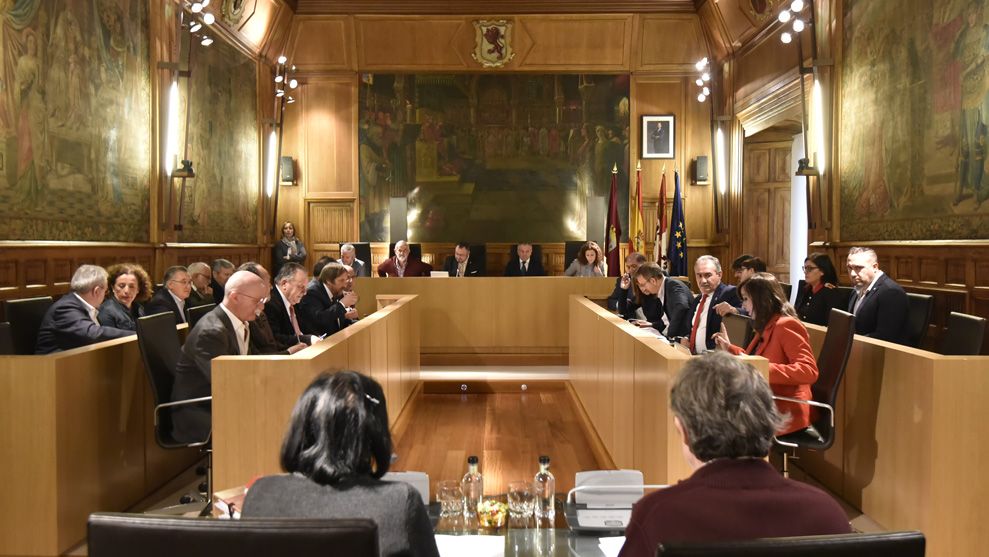 Un momento del pleno celebrado este miércoles en la Diputación. | SAÚL ARÉN