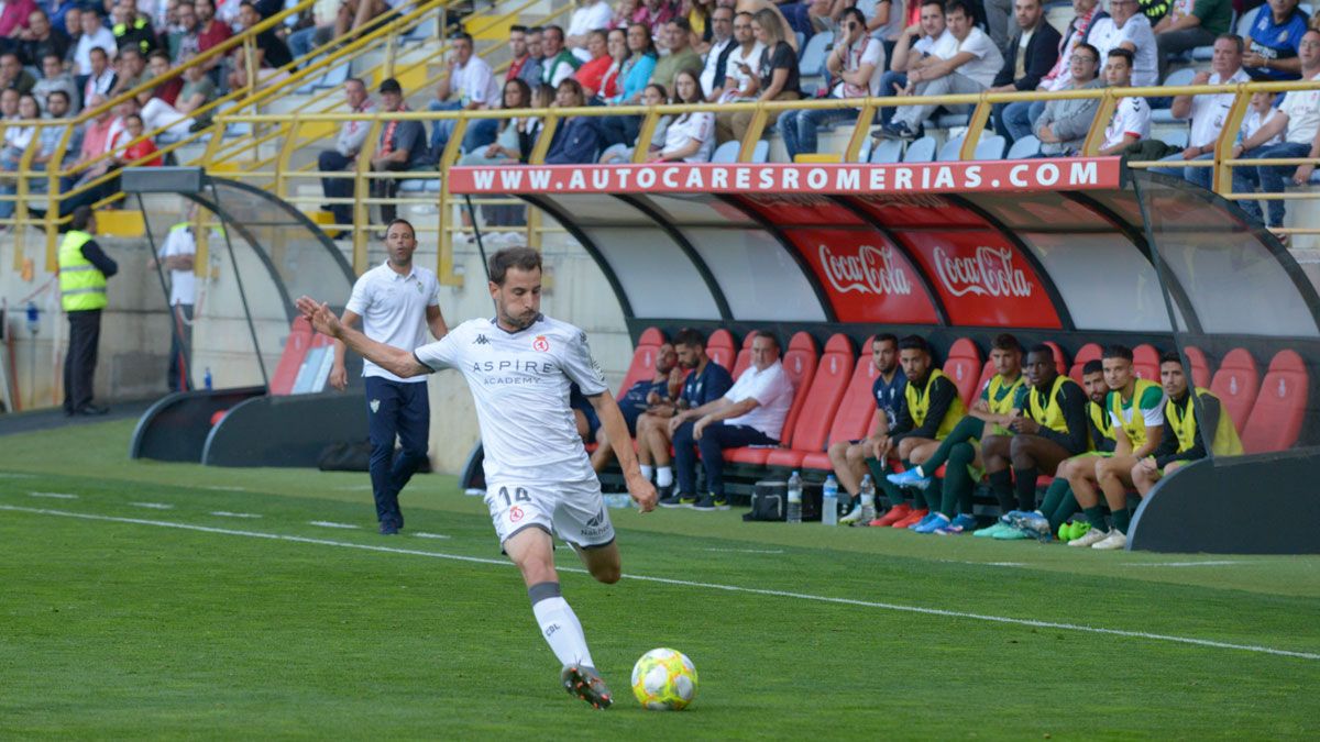 Castañeda se dispone a centrar en un partido en el Reino. | MAURICIO PEÑA