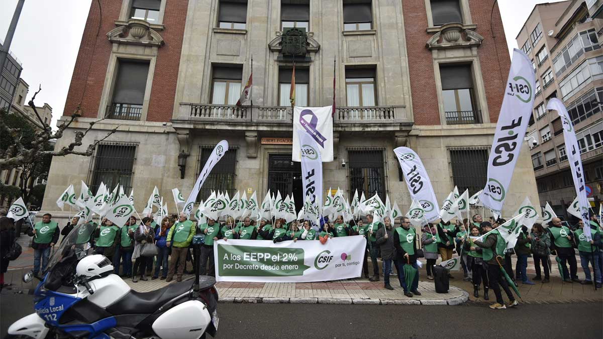 Concentración del sindicato Csif ante la Subdelegación del Gobierno en León. | SAÚL ARÉN