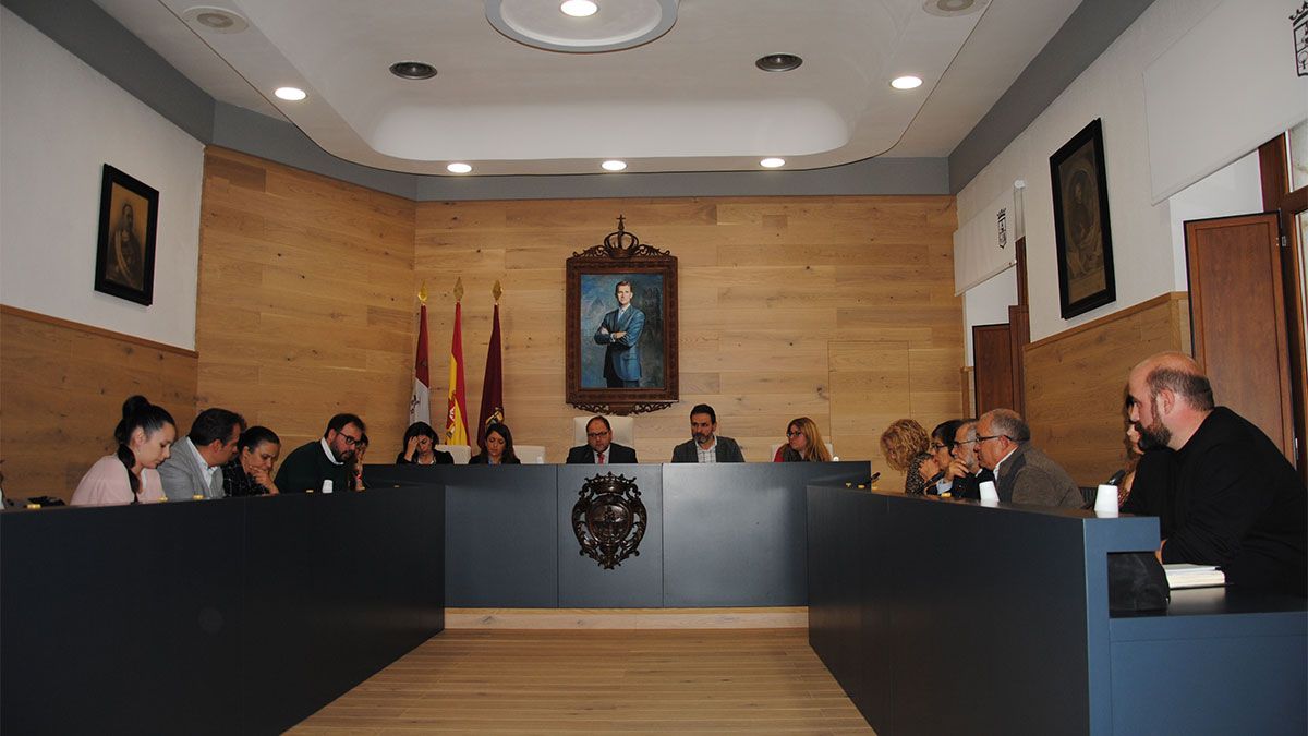 Un momento del pleno municipal celebrado este jueves en La Bañeza. | P.J.A.