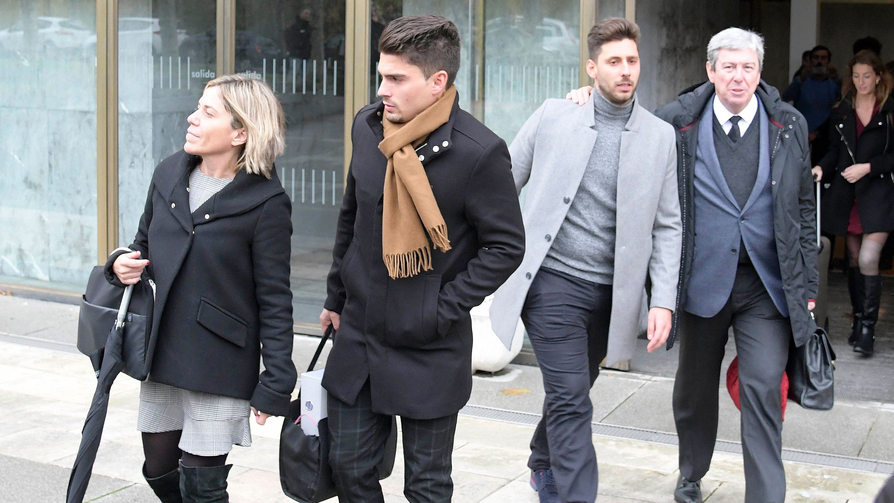 Raúl Calvo (2I) y Víctor Rodríguez (2D), acompañados por sus abogados, a la salida del juzgado. | ICAL