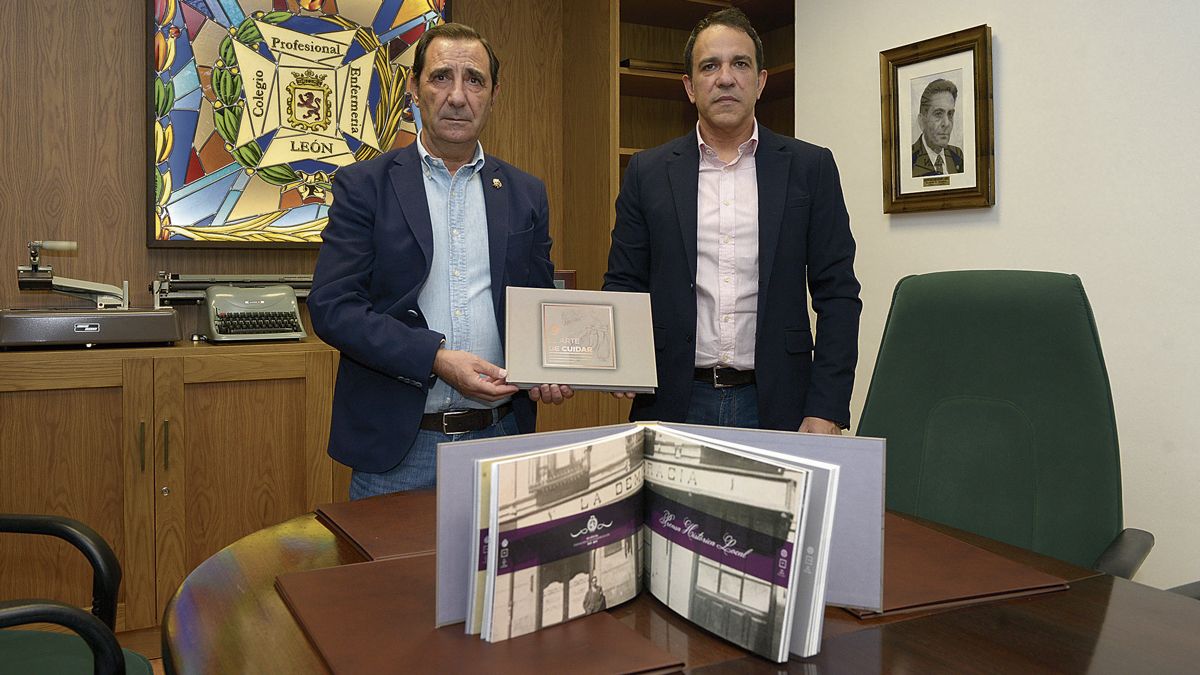 José Luis Blanco y Diego Buenosvinos, con el libro ‘El arte de cuidar’, en la sede del Colegio. | MAURICIO PEÑA
