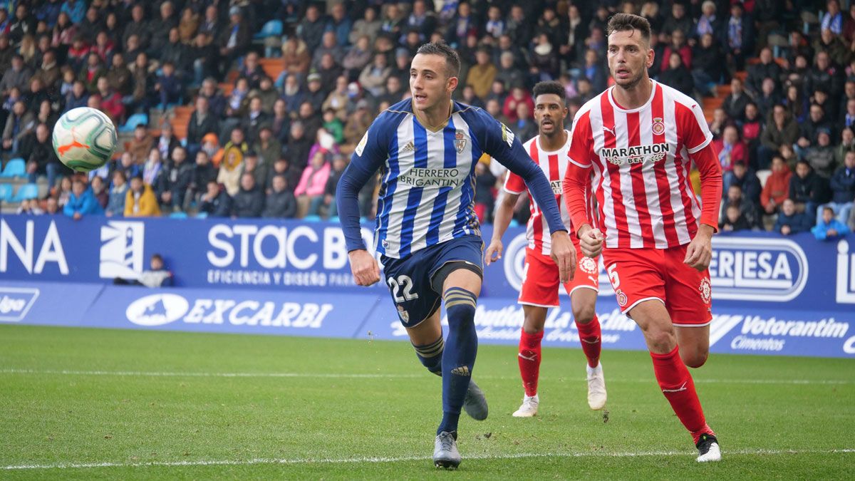 Russo volverá a ser titular en el centro de la zaga ponferradina, acompañado esta vez por Yac. | FRANCISCO L. POZO