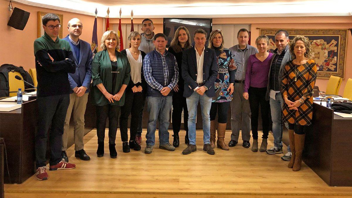 Nueva foto de familia de la corporación municipal coyantina tomada este viernes. Nueva foto de familia de la corporación municipal coyantina tomada este viernes.