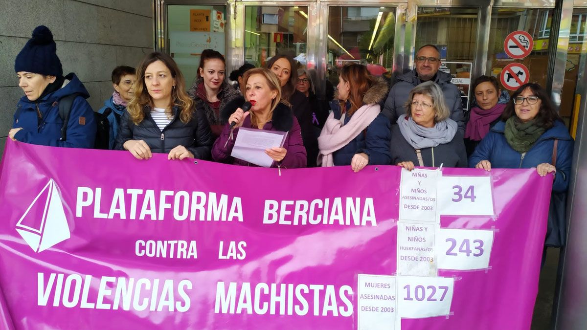 Representantes de los colectivos y municipales respaldaron el acto de este sábado en Ponferrada. | L.N.C.