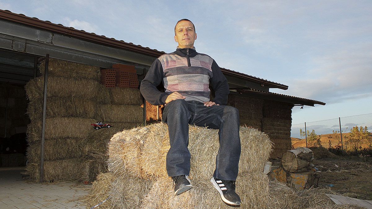 Teo Herrero ha ejercido de albañil, aparejador y arquitecto en la construcción de su particular casa de paja. | T.G.