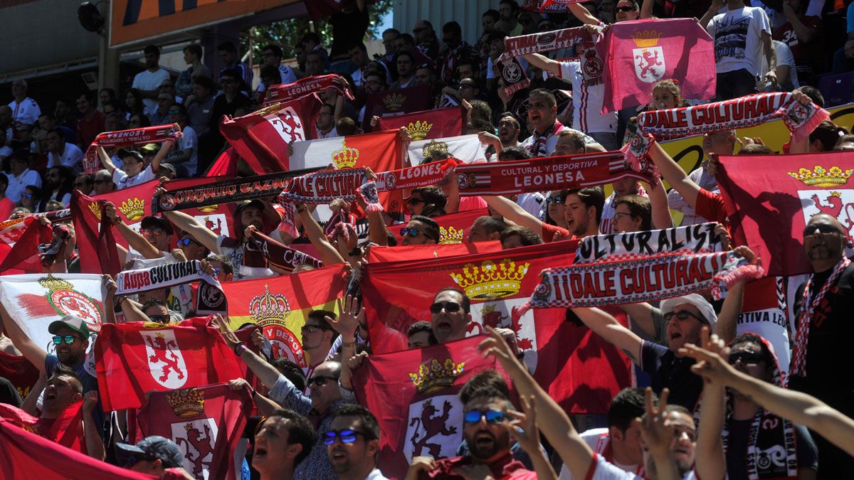 La afición de la Cultural, en las gradas del José Zorrilla durante el año del ascenso a Segunda. | DANIEL MARTIN