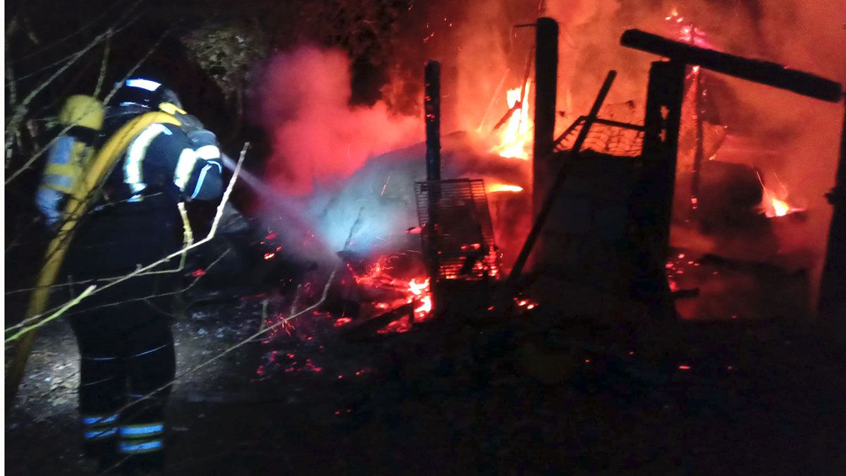 Un bombero se aplica para apagar las llamas en el incendio de Puente Boeza.| L.N.C Un bombero se aplica para apagar las llamas en el incendio de Puente Boeza.| L.N.C
