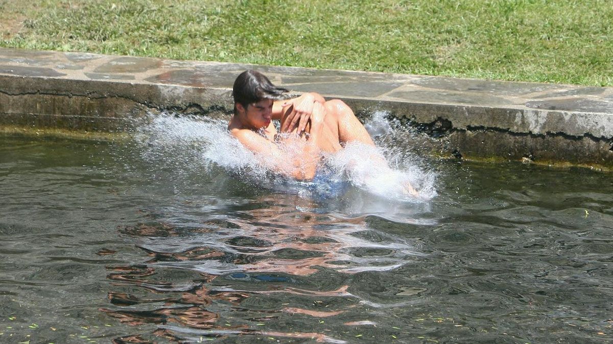 Un joven refrescándose en El Bierzo durante la primera ola de calor del verano que afectó a la provincia, los últimos días de junio. | CÉSAR SÁNCHEZ (ICAL)