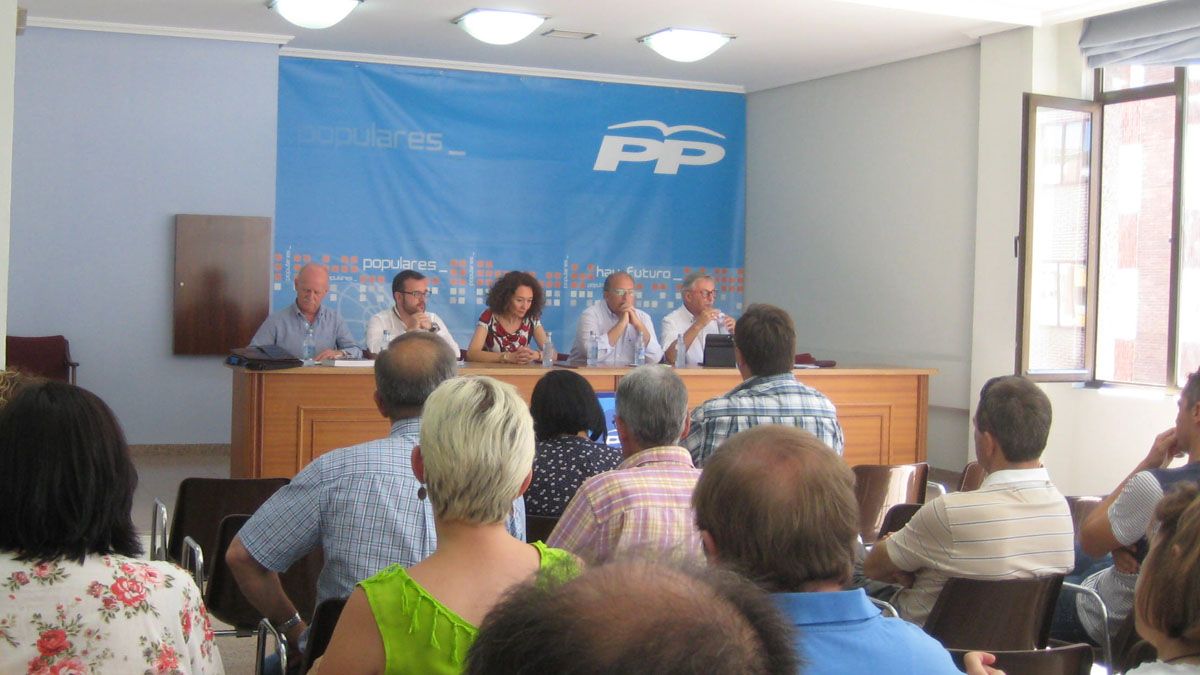 Gloria Merayo y Eduardo Fernández, en la 'Escuela de alcaldes' en Ponferrada. | L. N. C.