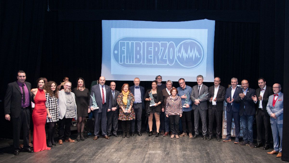Foto de familia de los premiados, con autoridades, presentadores y organizadores . | F.M. Bierzo