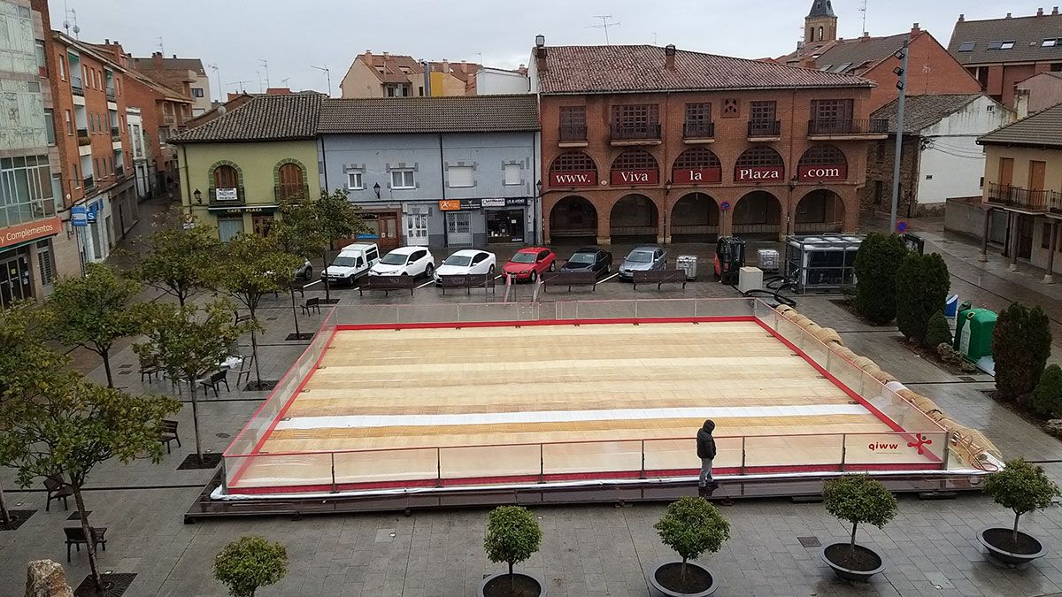 Avanza la instalación de la pista de patinaje sobre hielo en la plaza Mayor de Valencia de Don Juan.  | L.N.C.