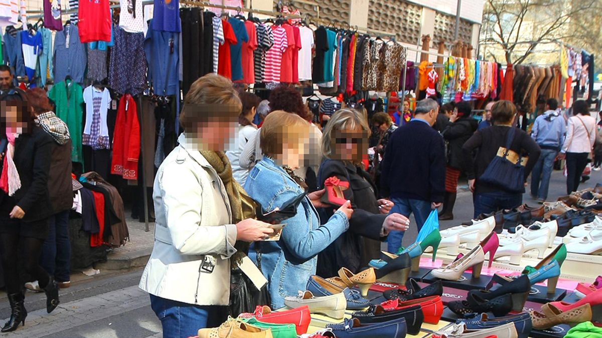 La basura tras cada mercado de abastos ha alertado a los vecinos.