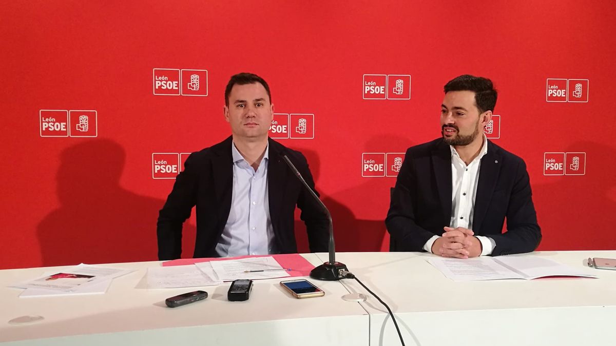 Javier Alfonso Cendón y Diego Moreno, este lunes en la sede del PSOE de León. | L.N.C.