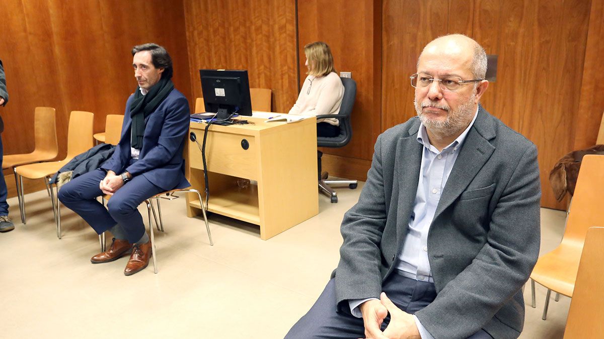 Francisco Igea y Borja Collantes en el juzgado este lunes por la mañana. | ICAL