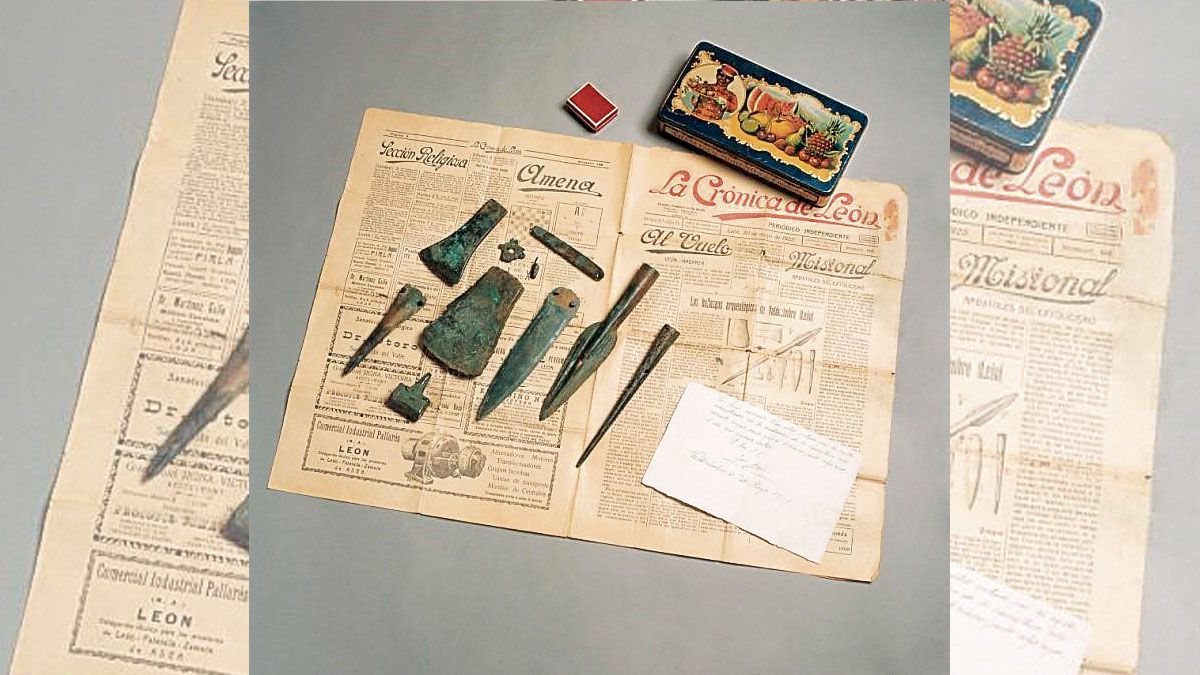 Las piezas del Tesoro de Valdevimbre sobre el periódico de La Crónica  de 1925 y la nota manuscrita.