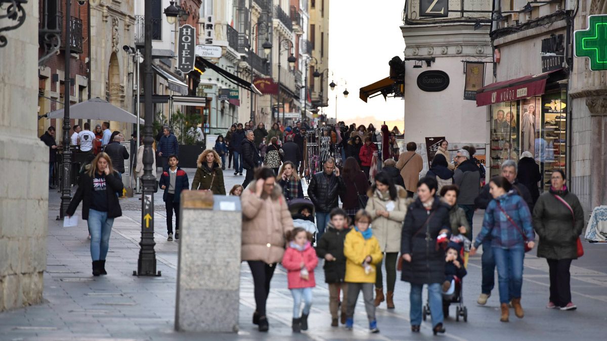 El centro de la ciudad de León durante el puente festivo de la Constitución del año pasado. | SAÚL ARÉN