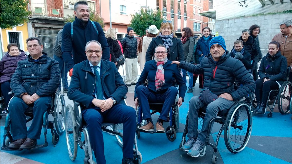 Los concejales y el alcalde compartieron un paseo en silla de ruedas. | M.I.