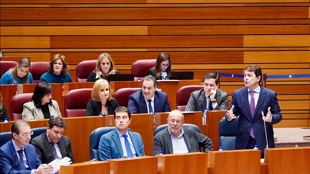 El presidente de la Junta, Alfonso Fernández Mañueco interviene en el Pleno de las Cortes. | ICAL