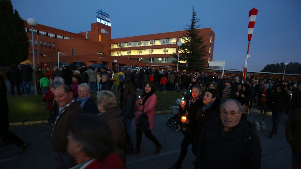 Imagen del primer abrazo al Hospital berciano, con una respuesta de participación exitosa que esperan reeditar el día 6. | ICAL