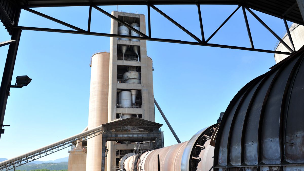 Cementos Cosmos, una industria centenaria en la comarca, quiere asumir un futuro con menos emisiones.