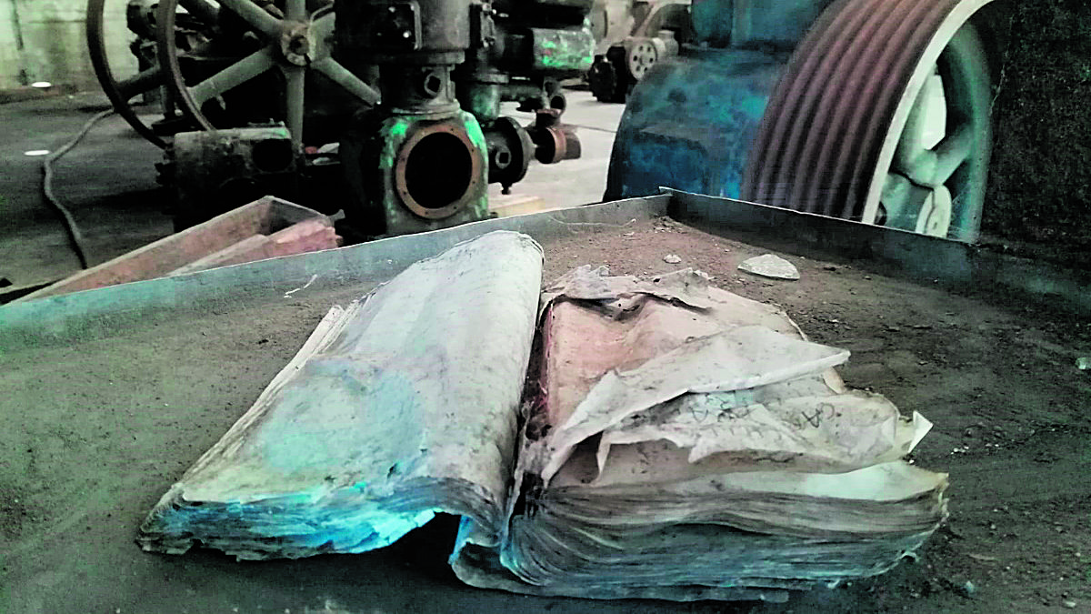 Una libreta abandonada en el Museo minero como metáfora de la situación en la que ha quedado la minería. | M.I. Una libreta abandonada en el Museo minero como metáfora de la situación en la que ha quedado la minería. | M.I.