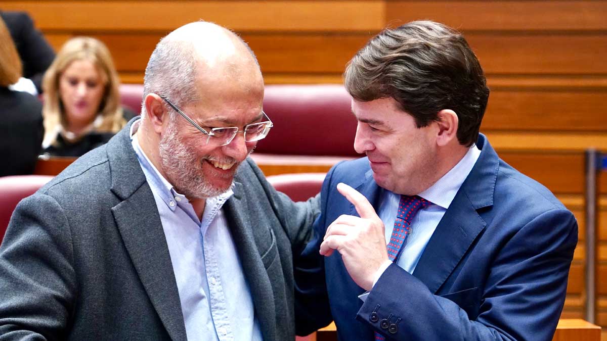 El presidente de la Junta, Alfonso Fernández Mañueco, junto al vicepresidente Francisco Igea en el Pleno de las Cortes. | ICAL