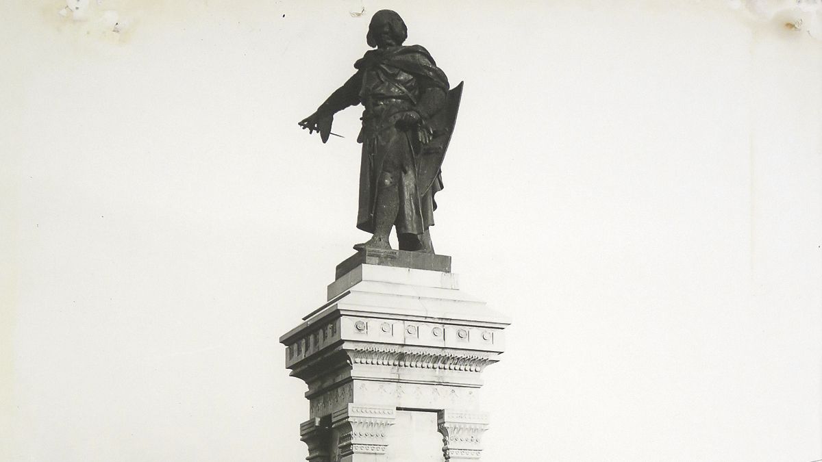 Estatua de Guzmán el Bueno inaugurada sin la verja y el zócalo.