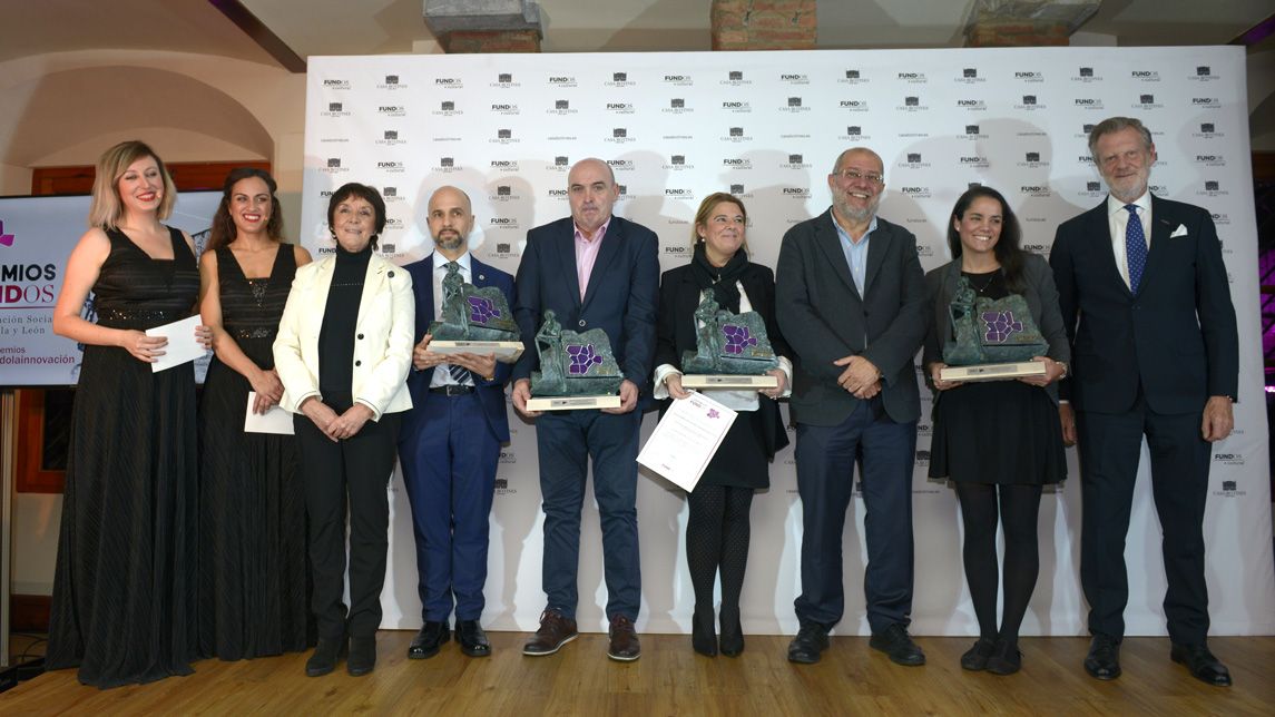 Foto de familia de los galardonados en esta primera edición de los Premios de Fundos. | MAURICIO PEÑA