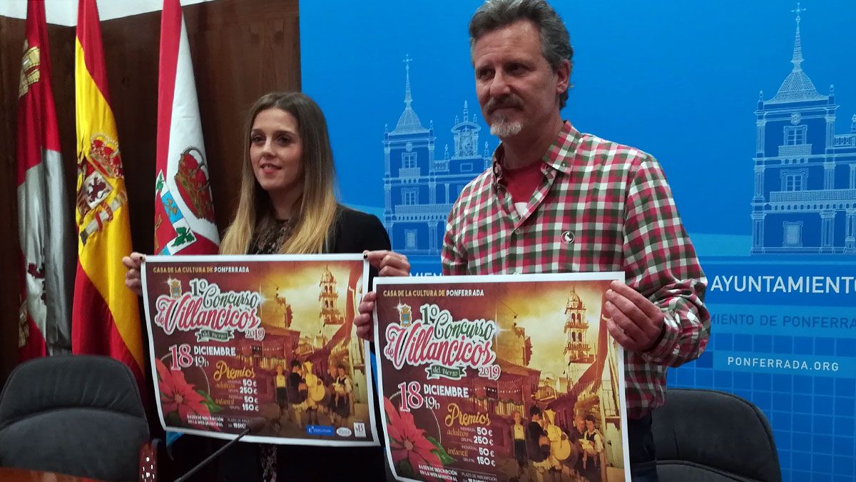 La concejala de Fiestas Lorena Valle y Nicolás de la Carrera, de Bierzo Vivo, con el cartel del concurso de Villancicos. | D.M.