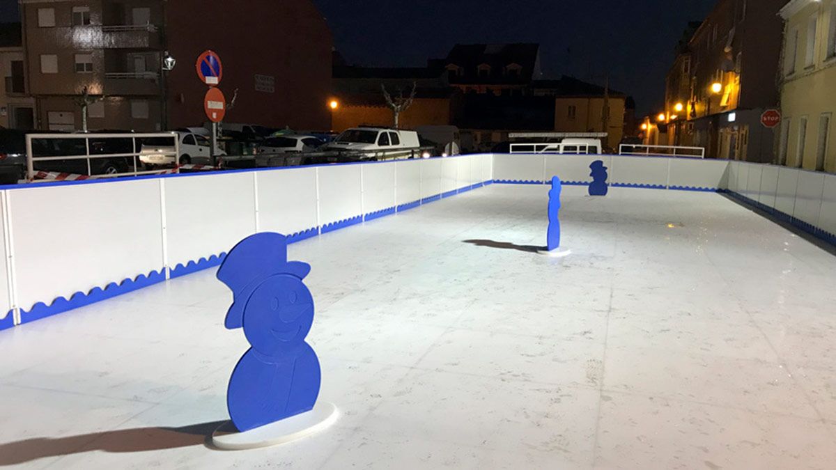 La pista de hielo que Valverde de la Virgen instaló en la Navidad de hace dos años. | MAURICIO PEÑA