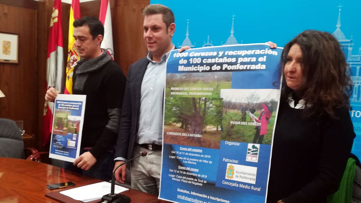 El concejal Iván Alonso, junto con los pedáneos de Toral, Alejandro Merayo y Azucena García, de Rimor.