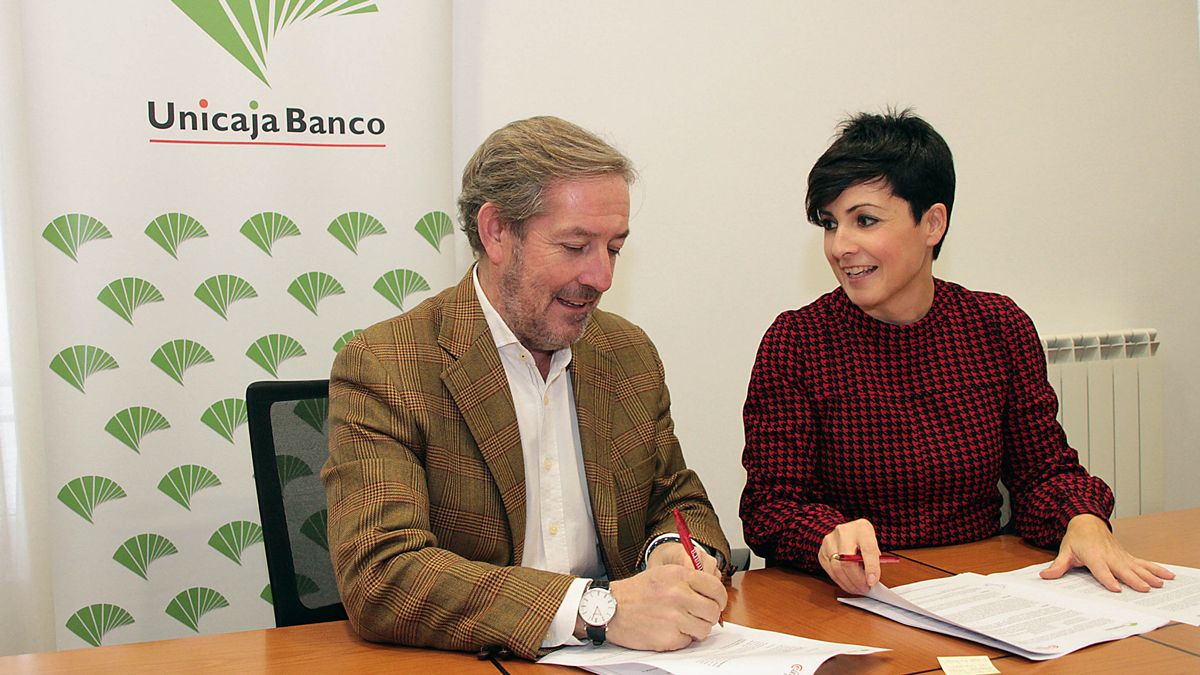 El presidente de la Cámara, Javier Vega, y la directora territorial de Unicaja Banco en León, Marga Serna. | L.N.C.