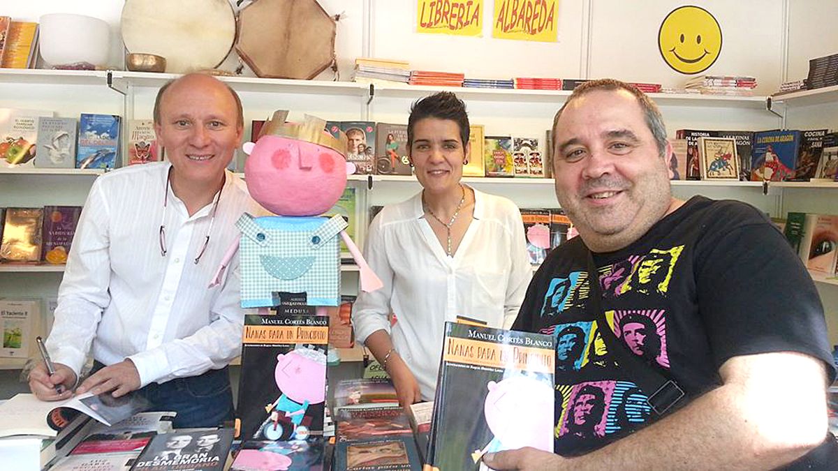 El autor Manuel Cortés y la ilustradora Raquel Ordóñez durante una Feria del Libro.