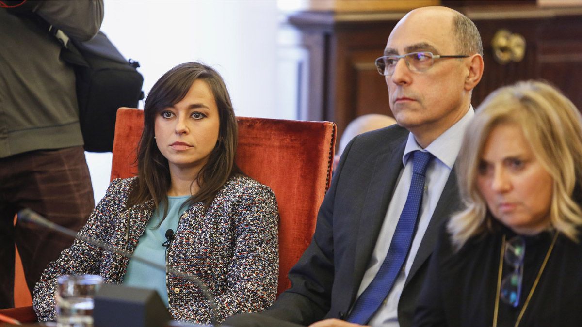 Gemma Villarroel y Carlos González Antón y Rosario Bardón, durante el pleno de presupuestos. | ICAL