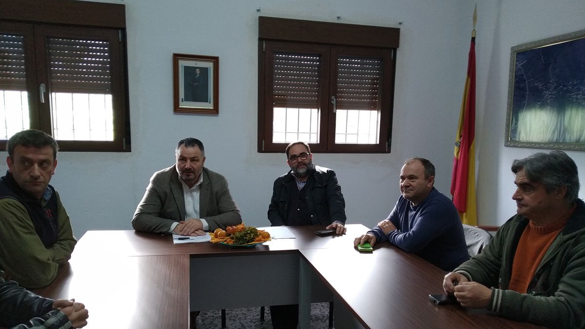 Morán reunido con la corporación de Carucedo. | M.I.