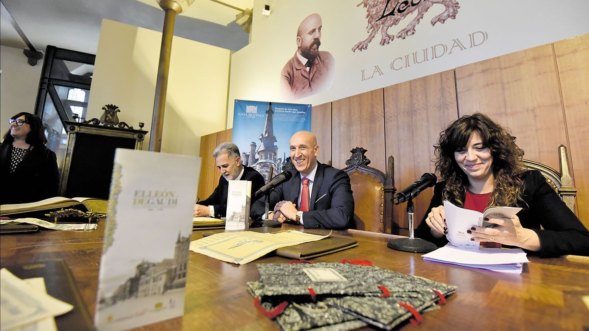 Miguel Ángel Álvarez, José Antonio Diez y Noemí Martínez durante la presentación de la ruta urbana por el León de Gaudí en Casa Botines. | SAÚL ARÉN