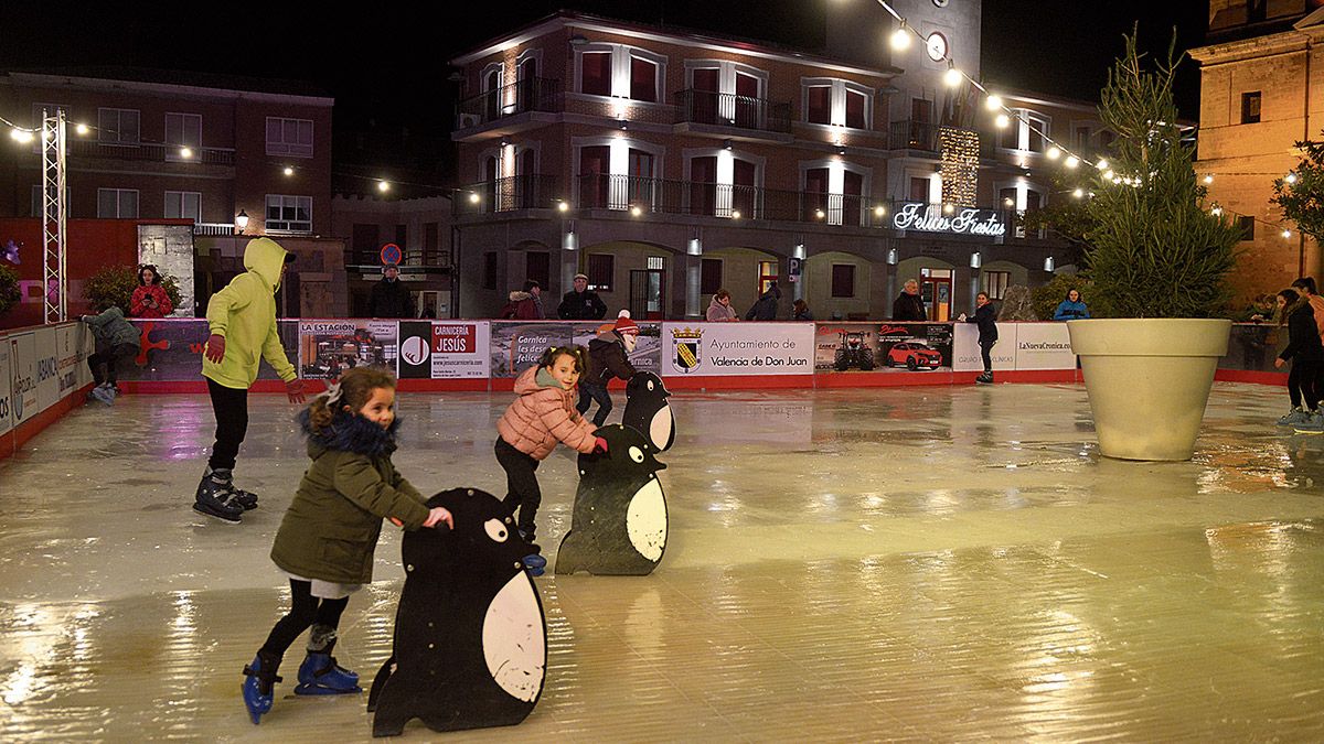Los primeros en animarse este jueves a estrenar la pista de patinaje sobre hilo de Valencia de Don Juan. | MAURICIO PEÑA