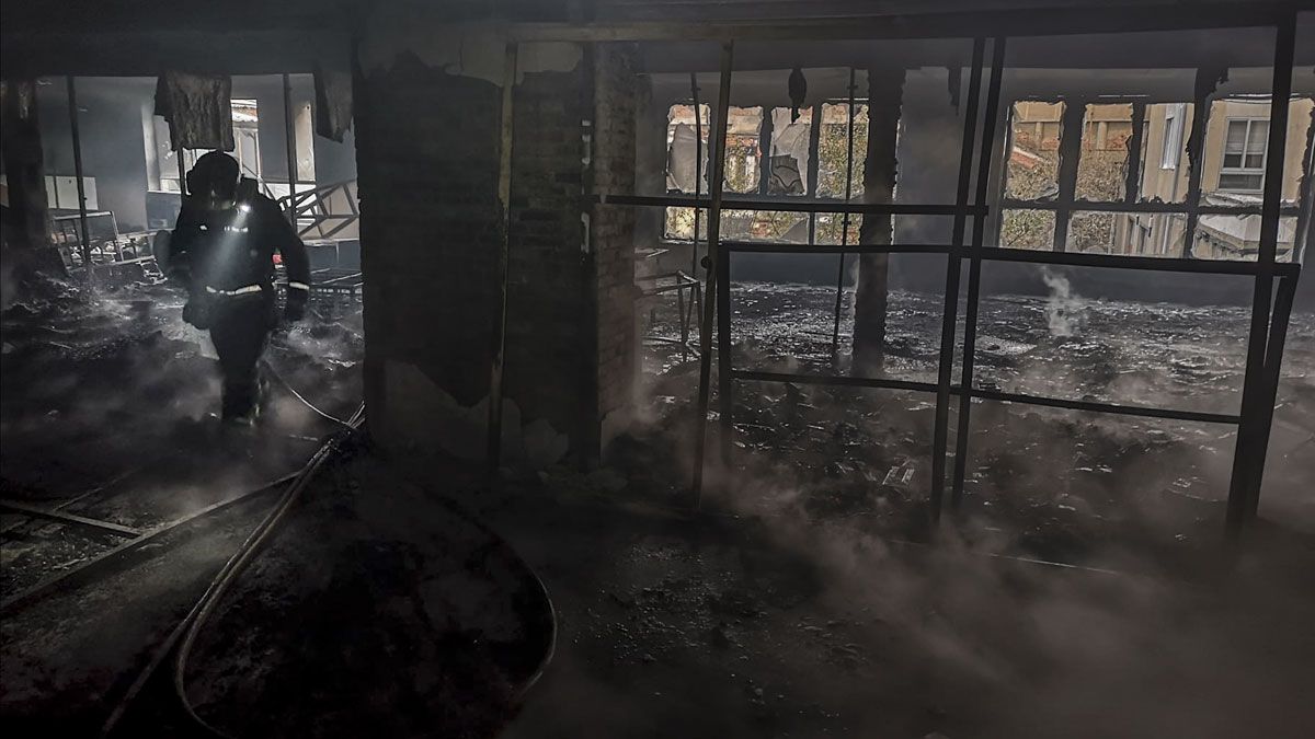 Efectivos de los bomberos trabajando en el interior de la antigua cristalería. | BOMBEROS AYTO. LEÓN Efectivos de los bomberos trabajando en el interior de la antigua cristalería. | BOMBEROS AYTO. LEÓN