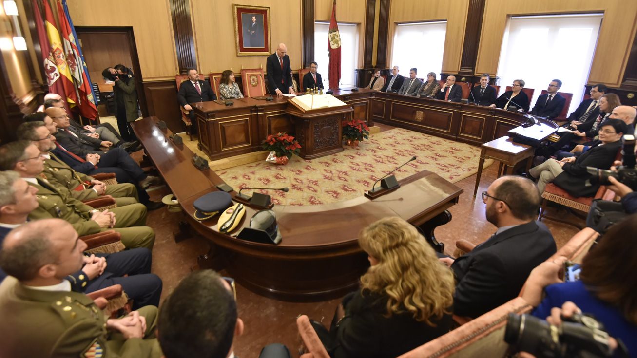 El salón de plenos del Ayuntamiento de León ha albergado el acto por el aniversario de la Constitución. | SAÚL ARÉN