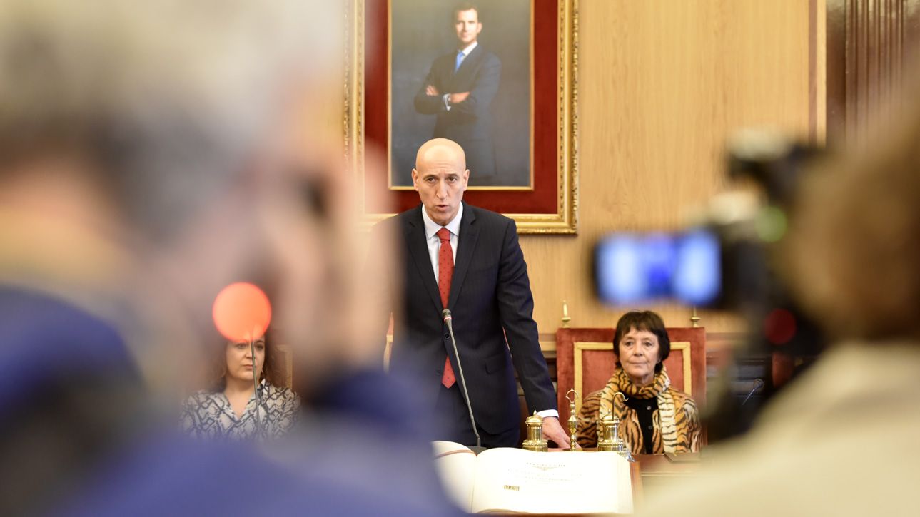 El alcalde de León, José Antonio Diez, durante su discurso en el acto del aniversario de la Constitución. | SAÚL ARÉN