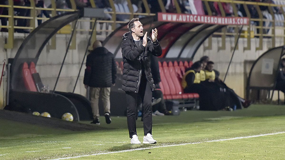 José Manuel Aira anima a sus jugadores durante el partido. | SAÚL ARÉN