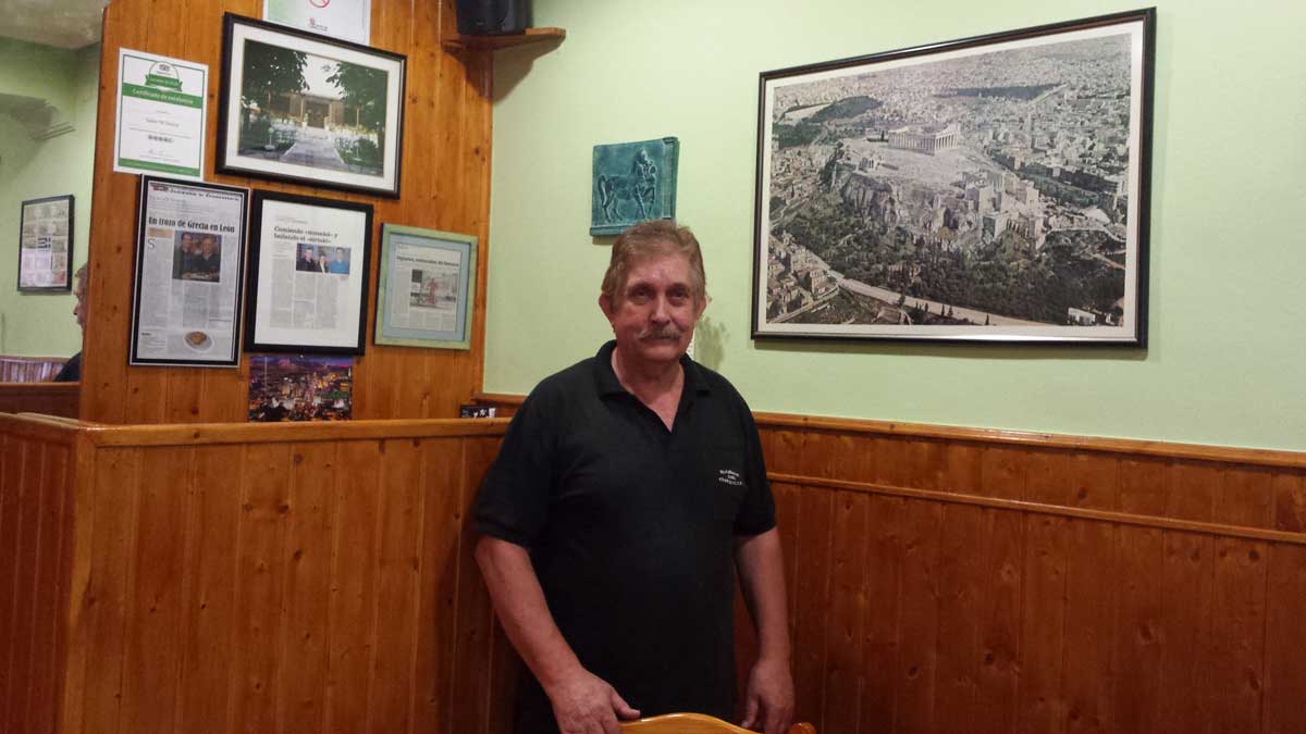 Fanis Ougiaros en un rincón de su restaurante, Sabor de Grecia, en la calle Renueva de la capital leonesa.