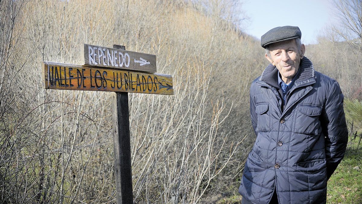 Elías ha tirado incluso de ironía en este cartel que anuncia ‘El valle de los jubilados’; es fácil adivinar quién pasea por esta ruta de Prioro.  |  MAURICIO PEÑA