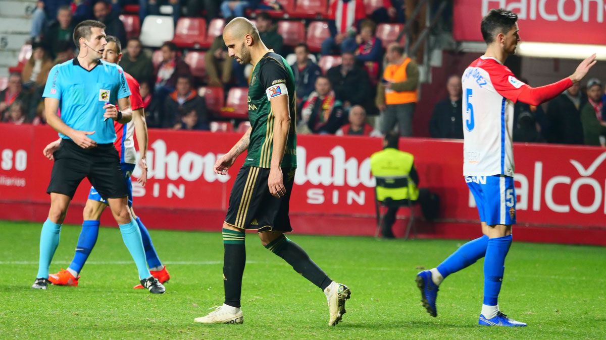 Yuri, cabizbajo durante el partido ante el Sporting. | FRANCISCO L. POZO