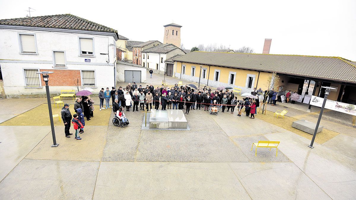 Numerosos vecinos de Mansilla Mayor se acercaron para participar en el acto inaugural de la remodelación de la plaza. | SAÚL ARÉn